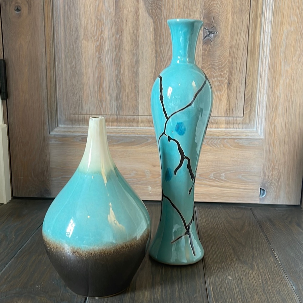Pair of accent vases in LIKE NEW condition
